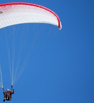 En parapente au dessus des Alpes